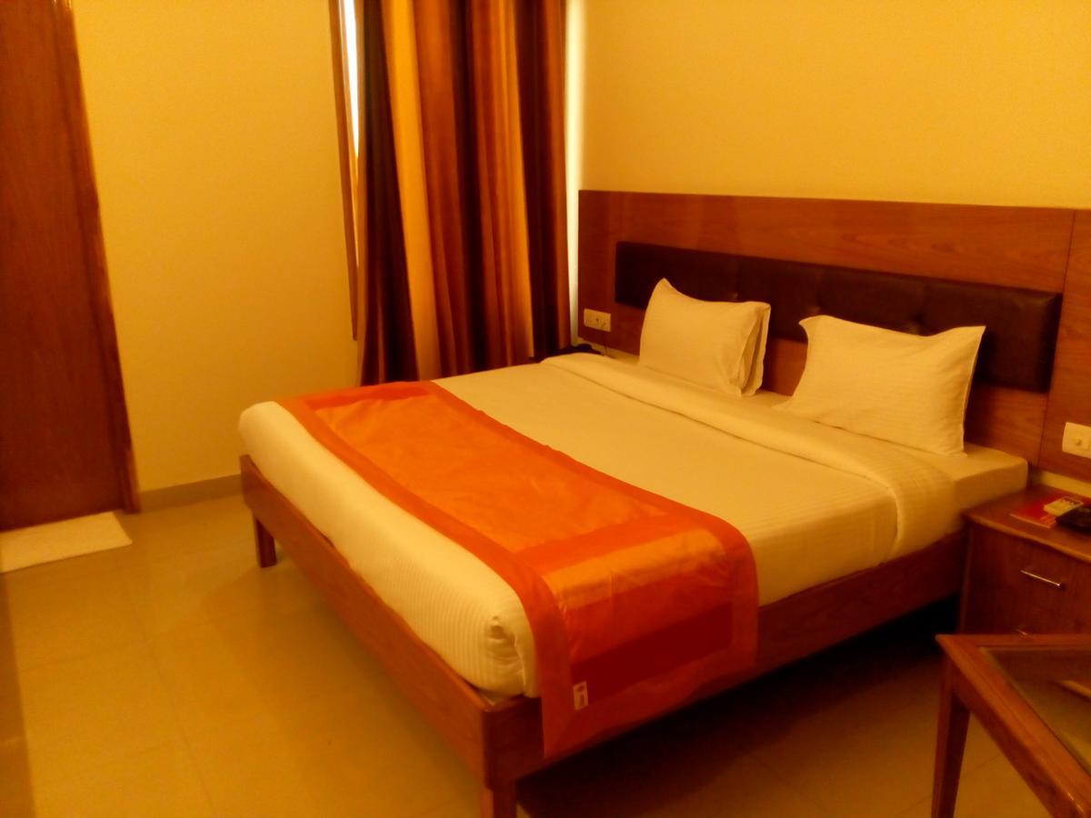 Red Carpet Hotels Νόιντα Εξωτερικό φωτογραφία