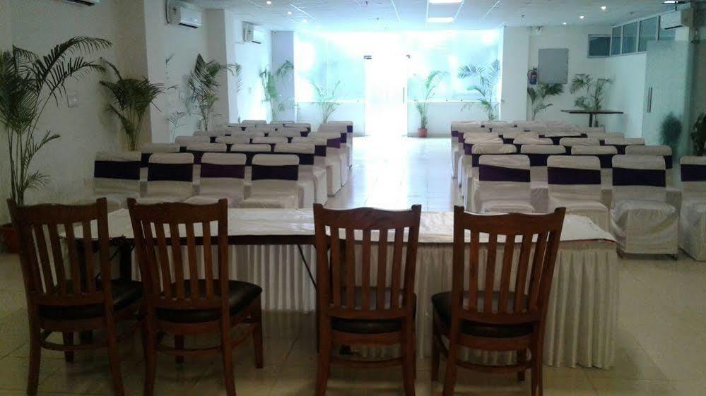 Red Carpet Hotels Νόιντα Εξωτερικό φωτογραφία