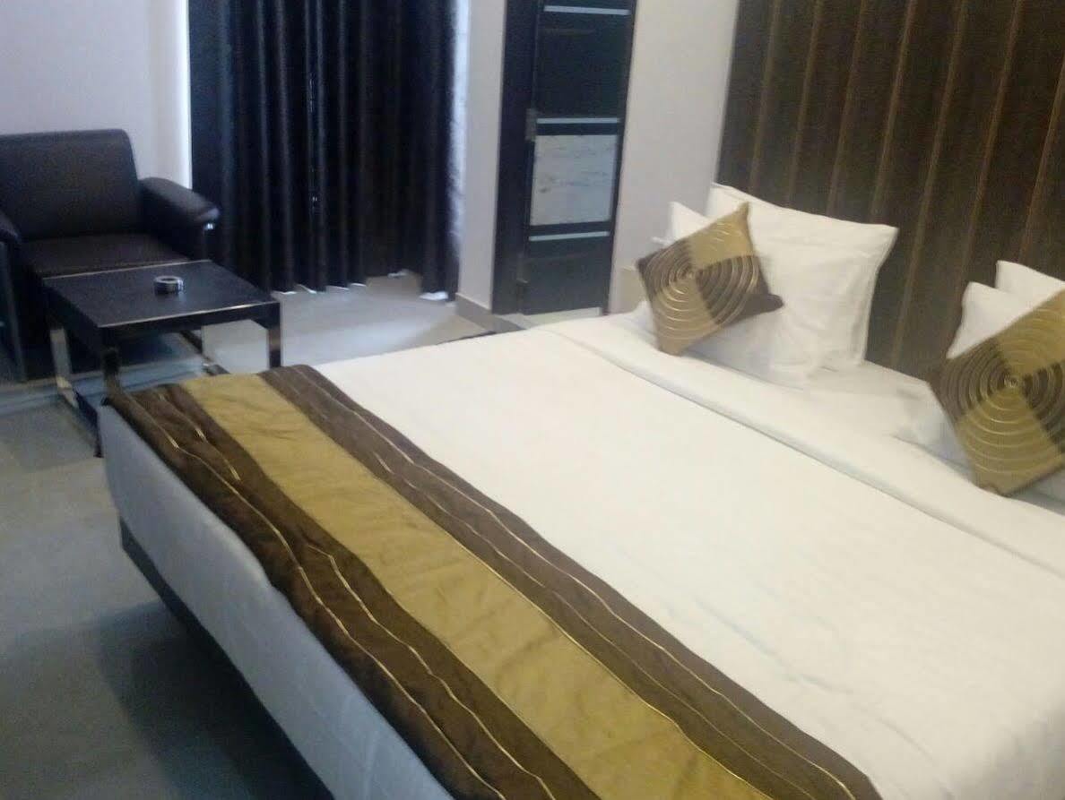 Red Carpet Hotels Νόιντα Εξωτερικό φωτογραφία